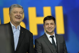 Petro Poroshenko (l.) und Wolodymyr Selenskyj (r.): In der Stichwahl standen sich Amtsinhaber und der politisch unerfahrene Herausforderer gegenüber.