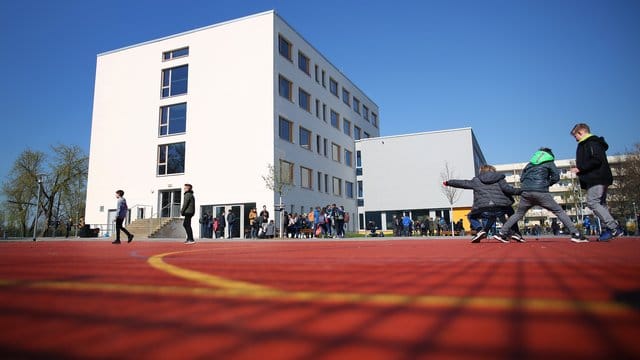 Ein Gymnasium während einer Pause.