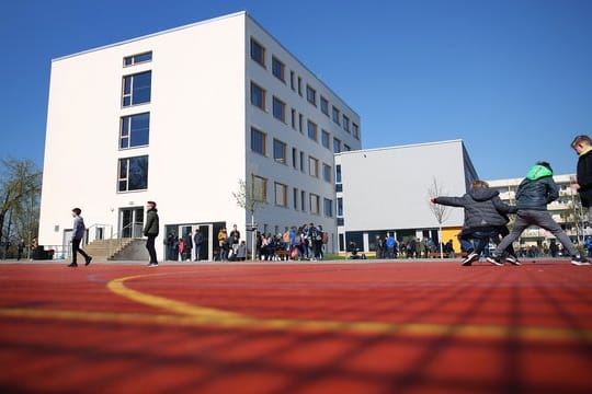 Ein Gymnasium während einer Pause.