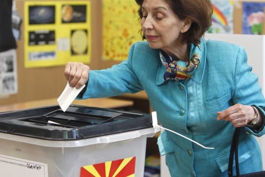 Gordana Siljanovska-Davkova gibt ihre Stimme ab.