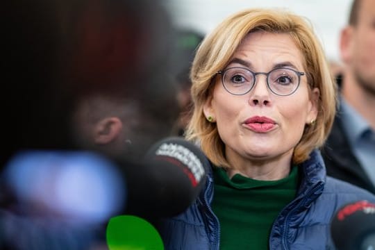 Julia Klöckner, Landwirtschaftsministerin, spricht vor der Demo.