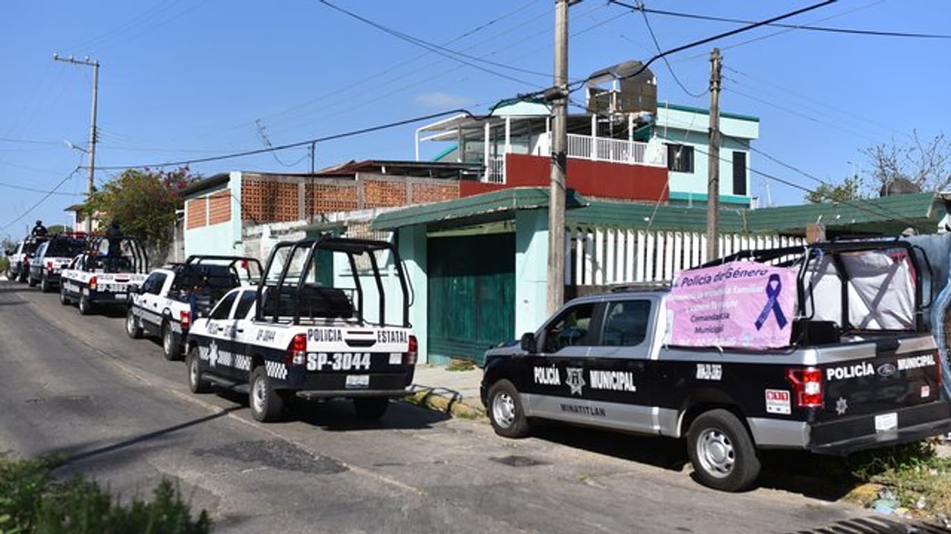 Unbekannte haben am Freitagabend im Südosten Mexikos ein Kinderfest gestürmt und mindestens 14 Menschen erschossen.