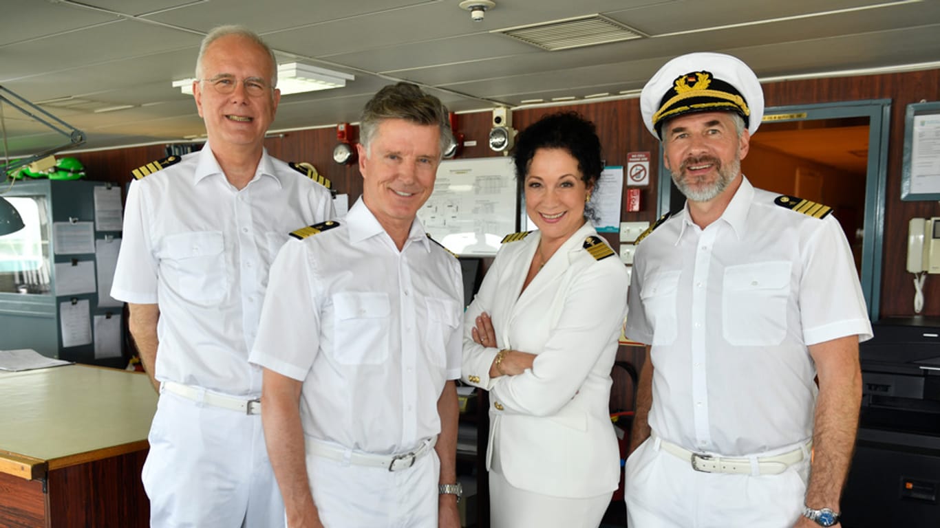 Die "Traumschiff"-Crew: Oskar Schifferle (Harald Schmidt), Dr. Sander (Nick Wilder), Hanna Leibhold (Barbara Wussow) und Offizier Martin Grimm (Daniel Morgenroth).