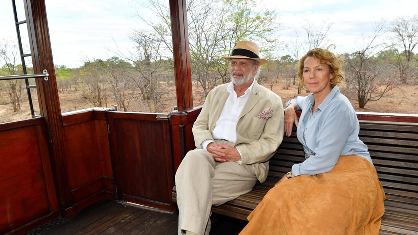 Gemeinsam mit ihrer großen Liebe Henry (Peter Sattmann) nimmt Dr. Elsa Bakel (Gaby Dohm) Abschied von Sambia.