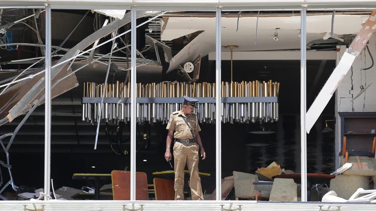 Ein Polizist untersucht das Shangri-La Hotel in Colombo. Drei Luxushotels waren Ziel von Anschlägen.