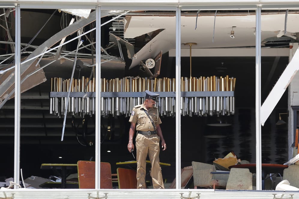 Ein Polizist untersucht das Shangri-La Hotel in Colombo. Drei Luxushotels waren Ziel von Anschlägen.