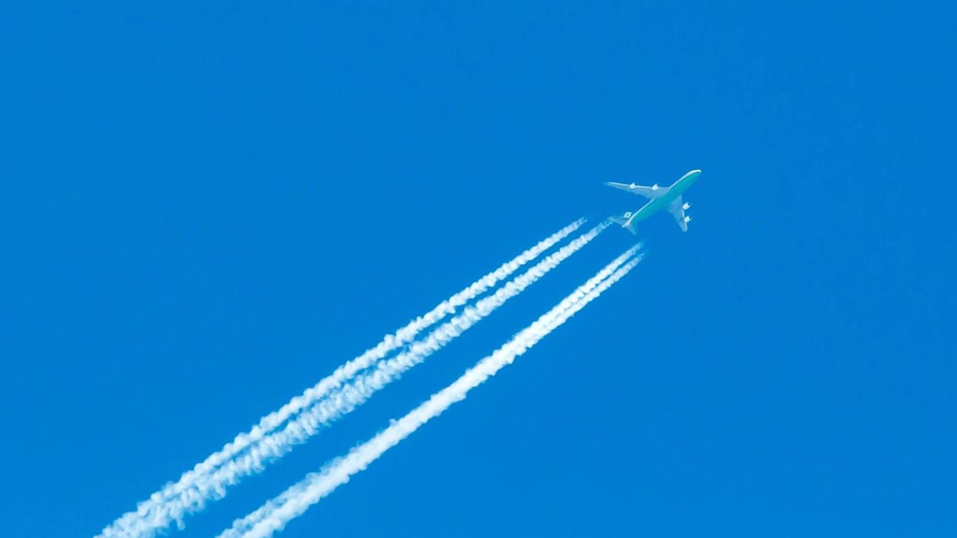 Kondensstreifen am Himmel