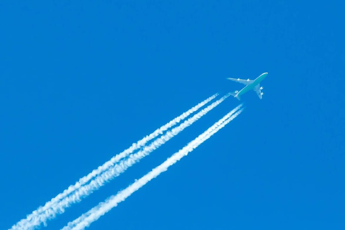 Kondensstreifen am Himmel