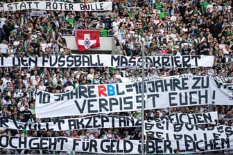 Gladbacher Fans bekunden ihren Unmut gegen RB Leipzig.