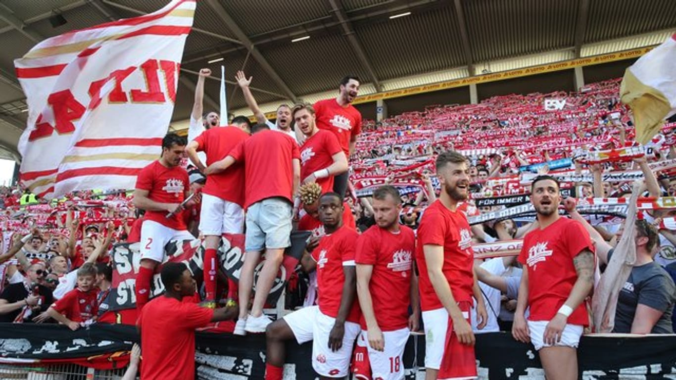 Ausgelassen: Mainz-Coach Sandro Schwarz (Mitte hinten) feiert nach dem Sieg gegen Düsseldorf zusammen mit seinen Spielern und den Fans.