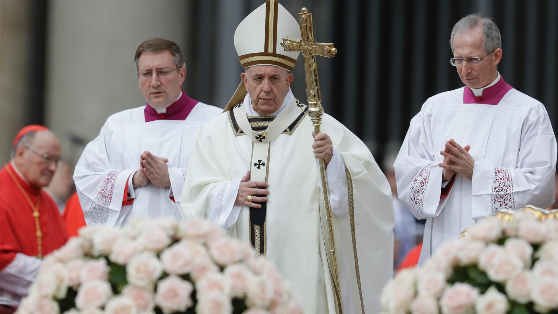 Papst Franziskus bei der Ostermesse: Überschattet wurden die Feierlichkeiten von einer Anschlagsserie auf katholische Kirchen in Sri Lanka.