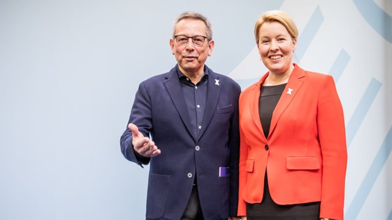 Johannes-Wilhelm Rörig, der Unabhängige Beauftragte für Fragen des sexuellen Kindesmissbrauchs, steht neben Franziska Giffey (SPD), Familienministerin.