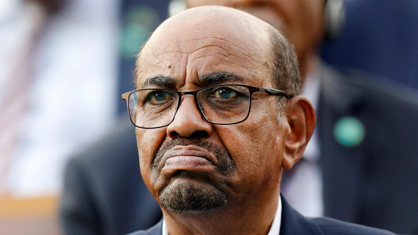 Omar al-Baschir (Archivbild): Ermittler haben im Haus des abgesetzten Langzeitpräsidenten des Sudan rund sieben Millionen Euro Bargeld gefunden.