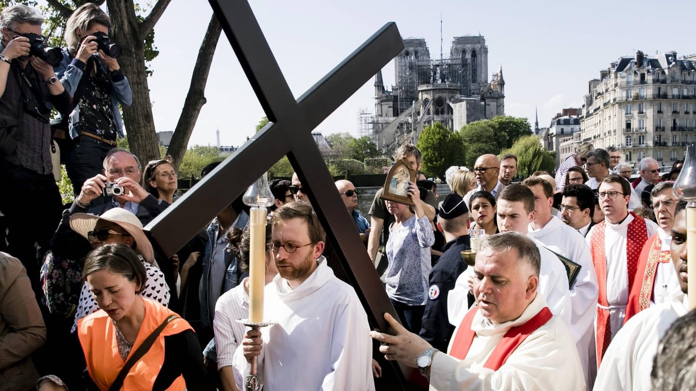 Karfreitags-Prozession nahe Notre-Dame: Nach dem Brand sind zahlreiche Gläubige zur Ostermesse in der Pariser Pfarrkirche Saint-Eustache zusammengekommen.