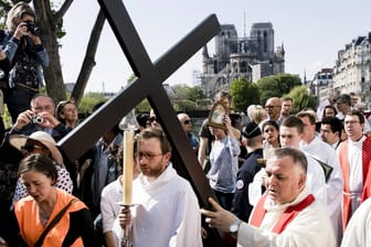 Karfreitags-Prozession nahe Notre-Dame: Nach dem Brand sind zahlreiche Gläubige zur Ostermesse in der Pariser Pfarrkirche Saint-Eustache zusammengekommen.