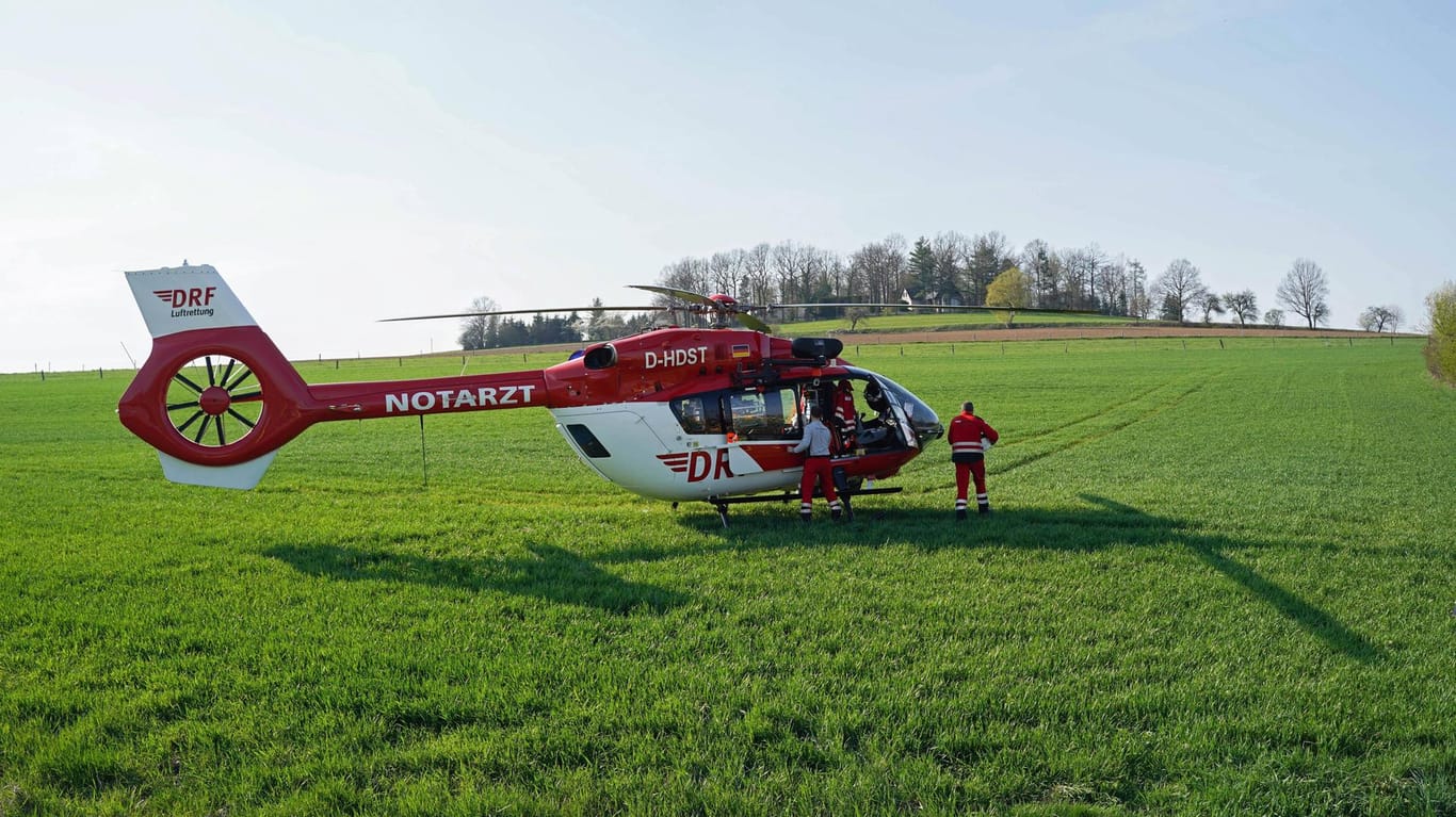 Rettungshubschrauber (Symbolbild): Ein Fallschirmspringer ist an den Folgen seiner verunglückten Landung in Niedersachsen gestorben.