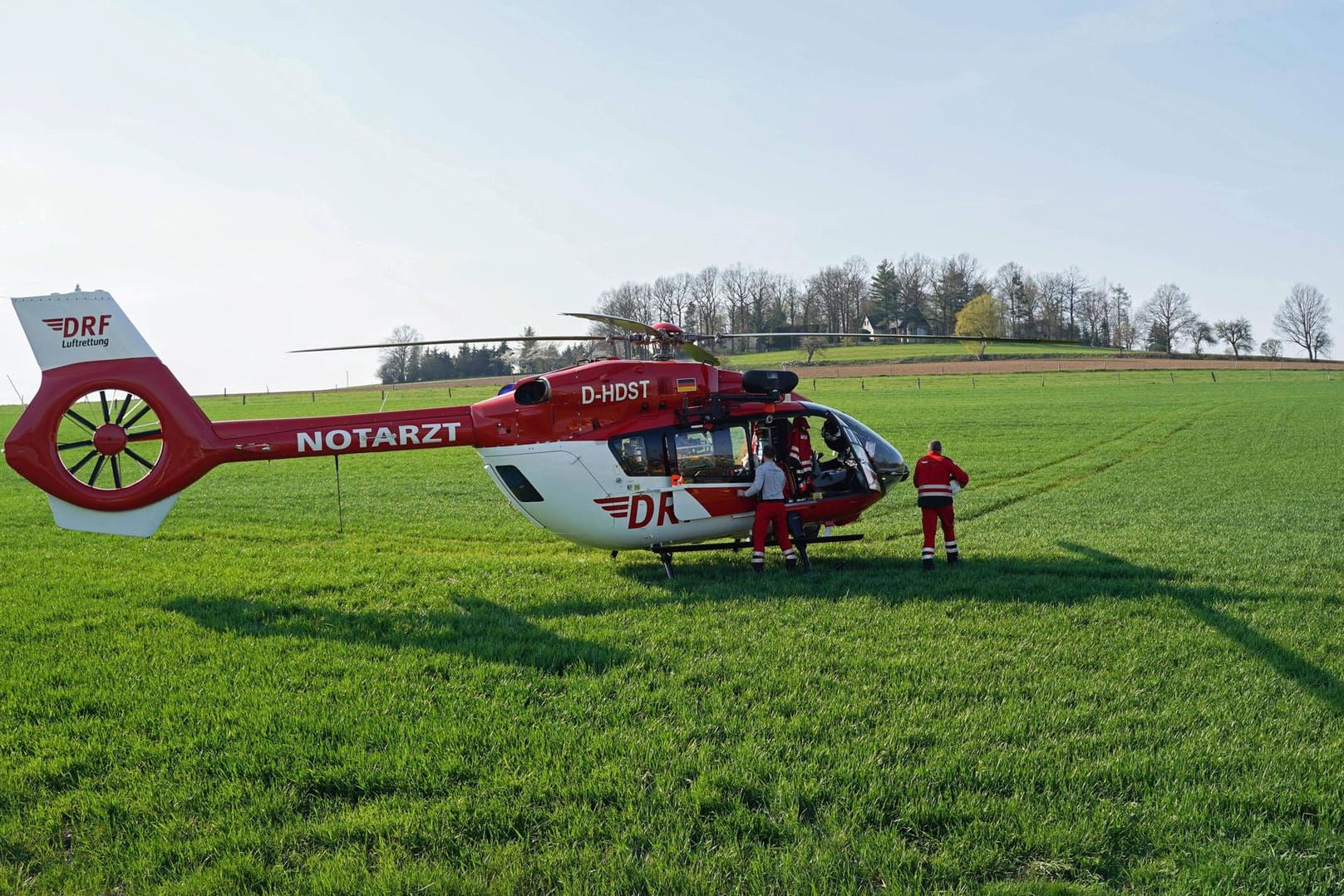 Rettungshubschrauber (Symbolbild): Ein Fallschirmspringer ist an den Folgen seiner verunglückten Landung in Niedersachsen gestorben.