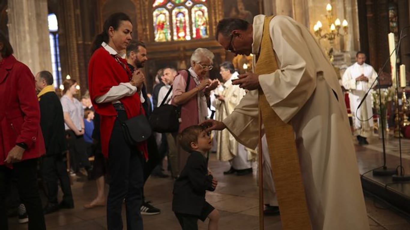 Erzbischof Aupetit erwies den Feuerwehrleuten während seiner Predigt eine besondere Ehre.