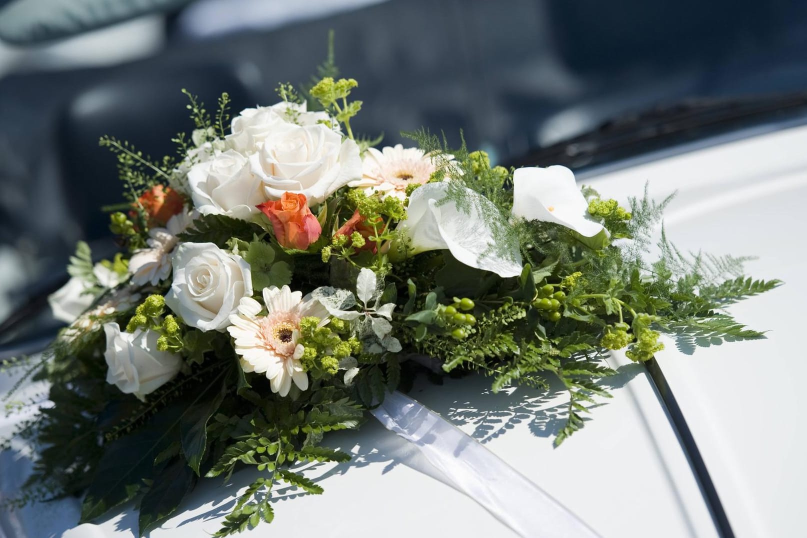 Ein Hochzeitskorso mit 10 bis 15 Fahrzeugen ist am Ostersamstag von der Polizei in NRW gestoppt worden. (Symbolbild)