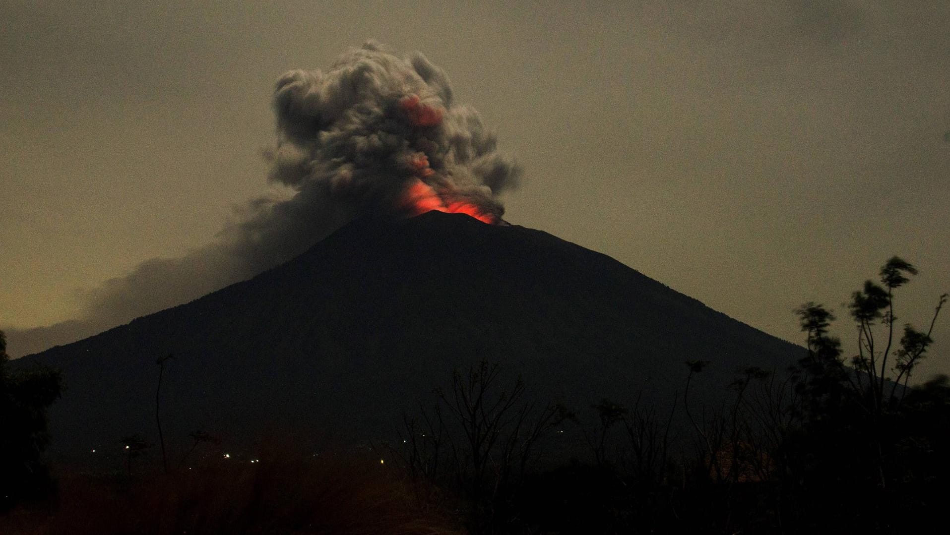 Agung (Archivbild): Der Vulkan auf der indonesischen Insel Bali ist am frühen Morgen erneut ausgebrochen. Agung (Archivbild): Der Vulkan auf der indonesischen Insel Bali ist am frühen Morgen erneut ausgebrochen.