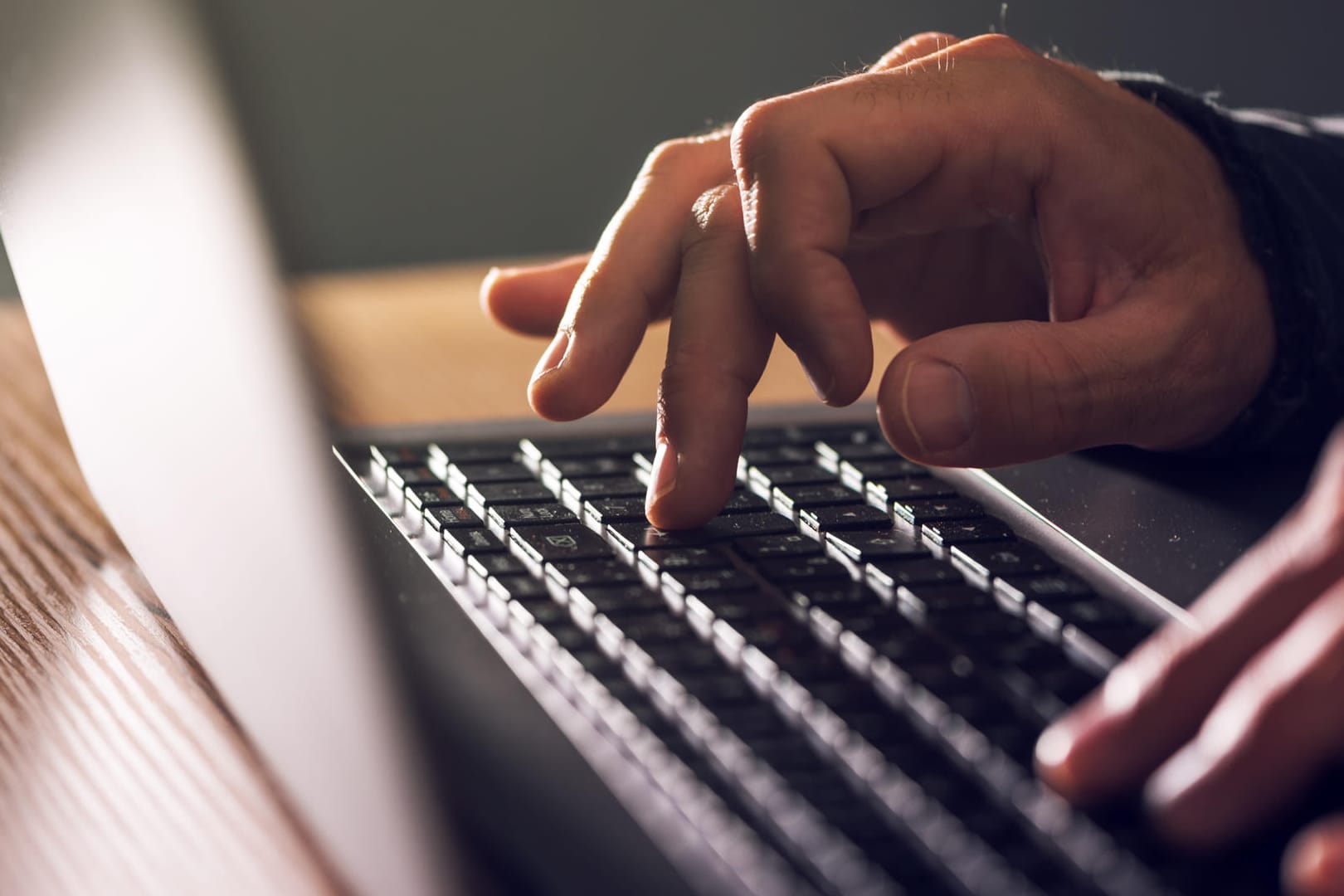 Ein Mann tippt auf der Laptop-Tastatur: Experten warnen vor dem Emotet-Trojaner, der immer gefährlicher wird.