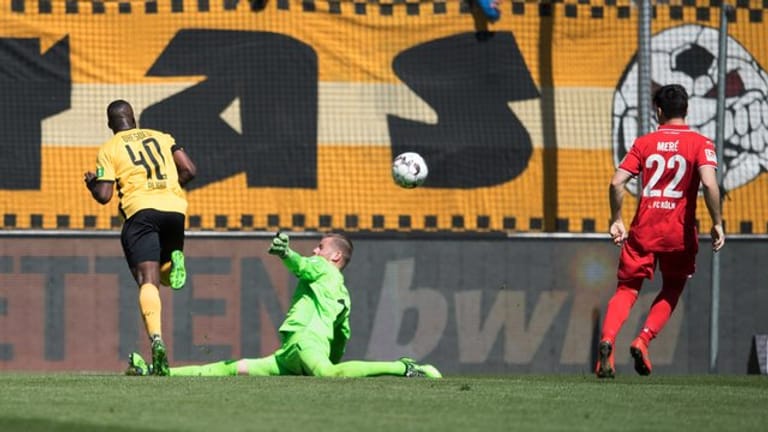 Dynamos Erich Berko (l)lässt FC-Keeper Timo Horn (M) keine Chance.