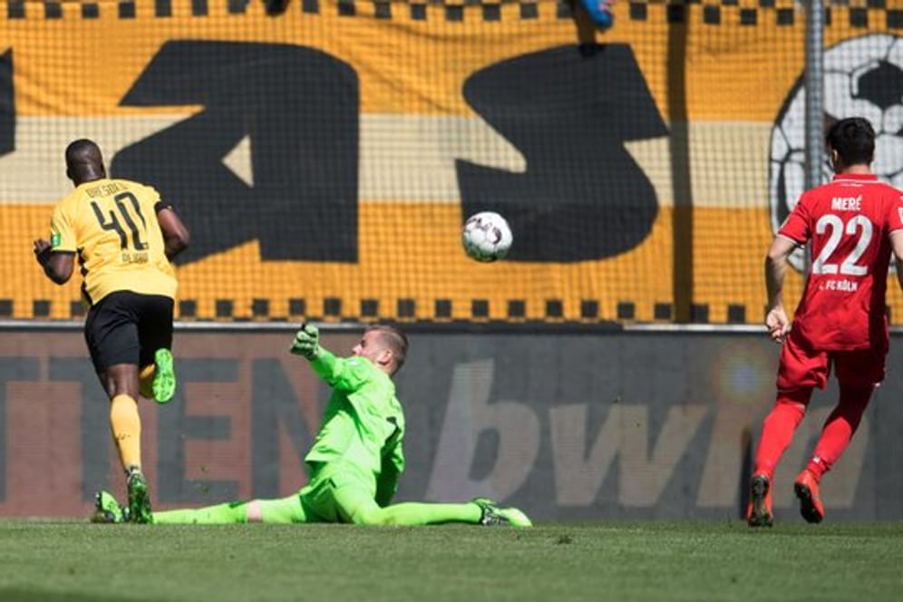 Dynamos Erich Berko (l)lässt FC-Keeper Timo Horn (M) keine Chance.