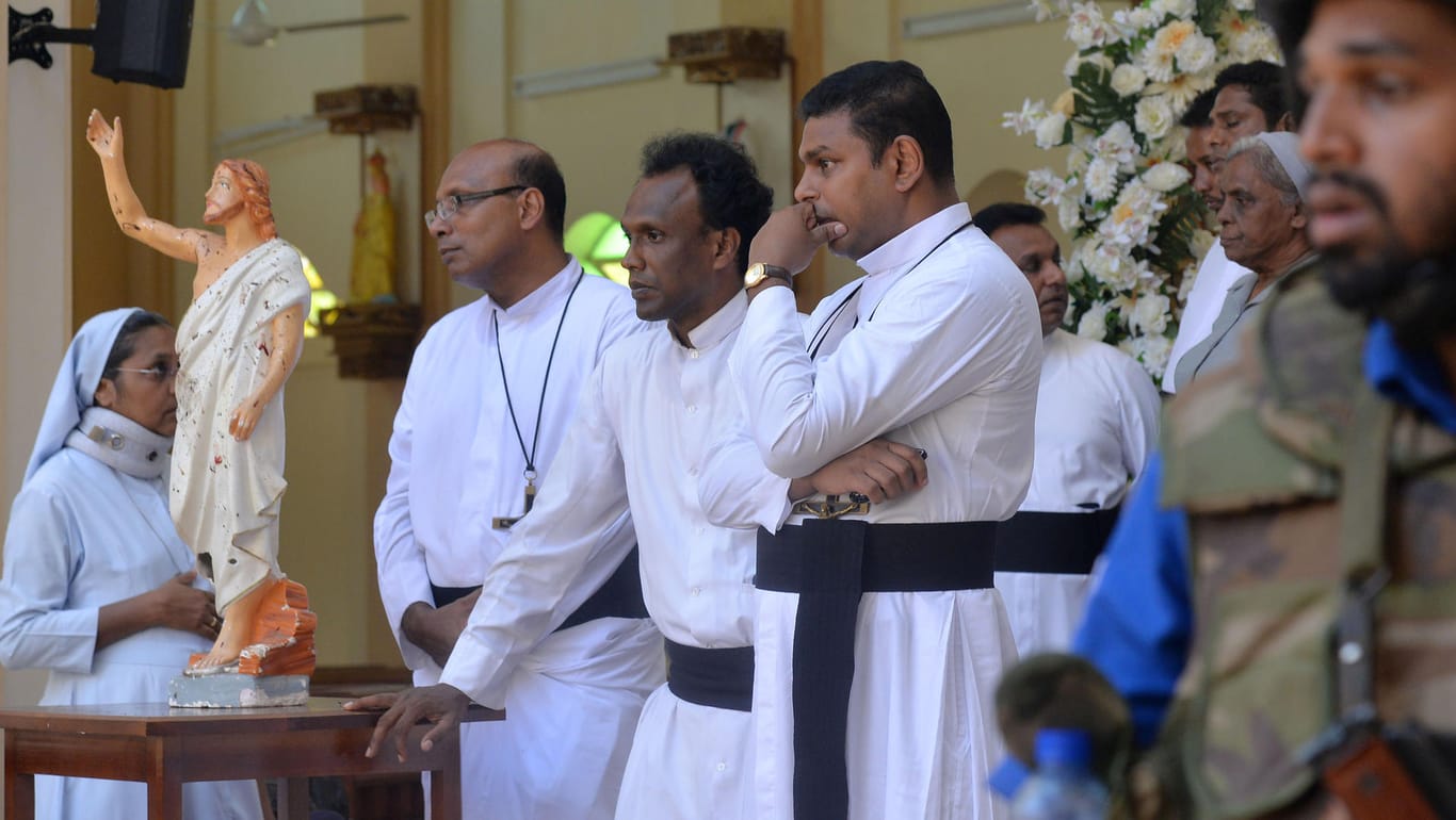 Katholische Priester in einer Kirche in Negombo: Die Tropeninsel mit ihren knapp 21 Millionen Einwohnern ist mehrheitlich buddhistisch, jedoch religiös gespalten.