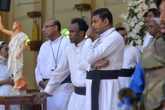 Katholische Priester in einer Kirche in Negombo: Die Tropeninsel mit ihren knapp 21 Millionen Einwohnern ist mehrheitlich buddhistisch, jedoch religiös gespalten.
