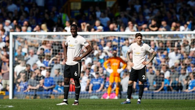Manchester-Spieler Paul Pogba (l) und Victor Lindelof müssen eine heftige Pleite gegen Everton verdauen. Manchester-Spieler Paul Pogba (l) und Victor Lindelof müssen eine heftige Pleite gegen Everton verdauen.