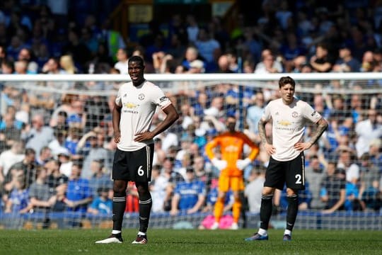 Manchester-Spieler Paul Pogba (l) und Victor Lindelof müssen eine heftige Pleite gegen Everton verdauen.