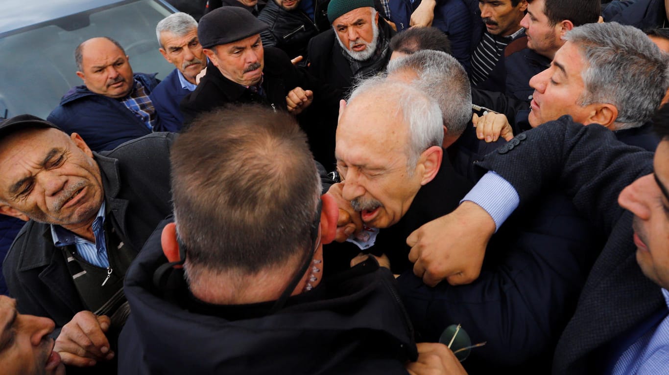 Handfeste Attacken auf Kemal Kilicdaroglu (Mitte): Sicherheitskräfte bringen den türkischen Politiker in Sicherheit.