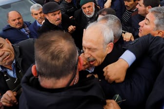 Handfeste Attacken auf Kemal Kilicdaroglu (Mitte): Sicherheitskräfte bringen den türkischen Politiker in Sicherheit.