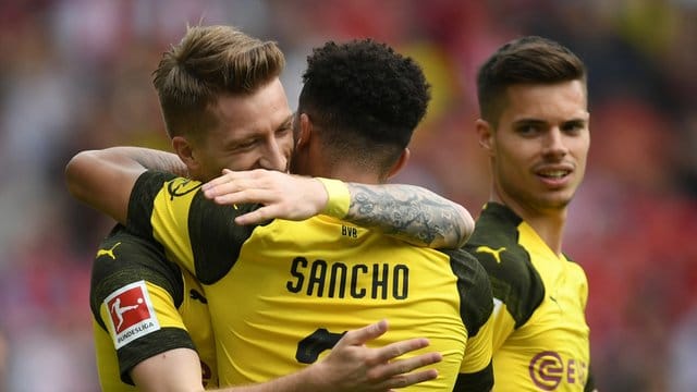 BVB-Spieler Marco Reus, Jadon Sancho und Julian Weigl jubeln über den Sieg in Freiburfg. BVB-Spieler Marco Reus, Jadon Sancho und Julian Weigl jubeln über den Sieg in Freiburfg.