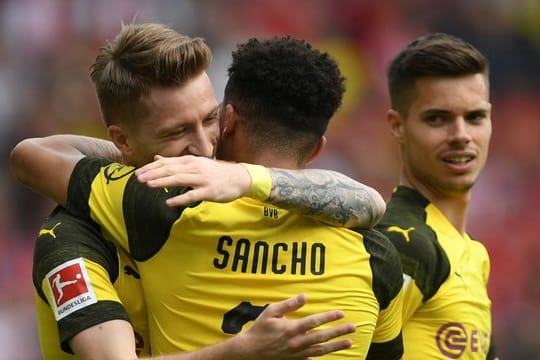 BVB-Spieler Marco Reus, Jadon Sancho und Julian Weigl jubeln über den Sieg in Freiburfg.