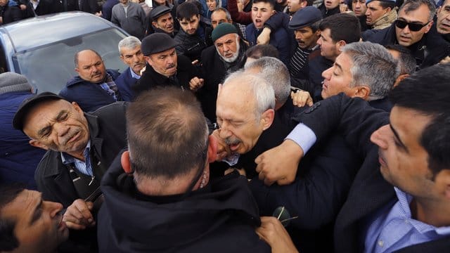 Kilicdaroglu ist auf der Beerdigung eines Soldaten in Ankara angegriffen worden. Kilicdaroglu ist auf der Beerdigung eines Soldaten in Ankara angegriffen worden.
