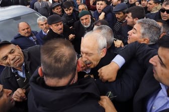 Kilicdaroglu ist auf der Beerdigung eines Soldaten in Ankara angegriffen worden.