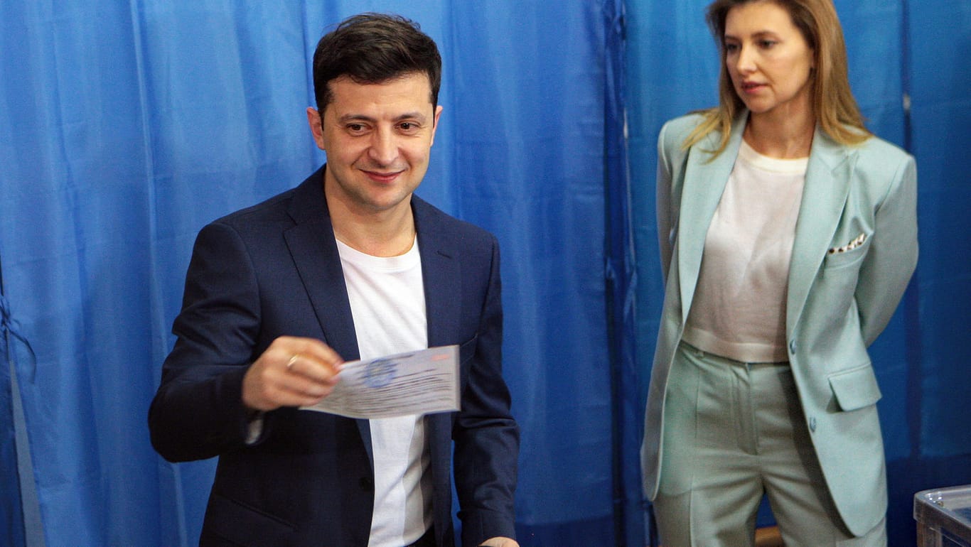 Schaut her! Herausforderer Wolodymyr Selenskyj zeigt seinen Abstimmungszettel in eine Kamera.