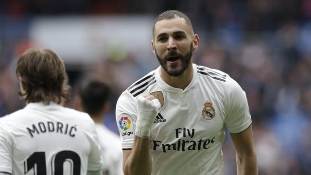 Real-Stürmer Karim Benzema jubelt über sein Tor mit Teamkollege Luka Modric.
