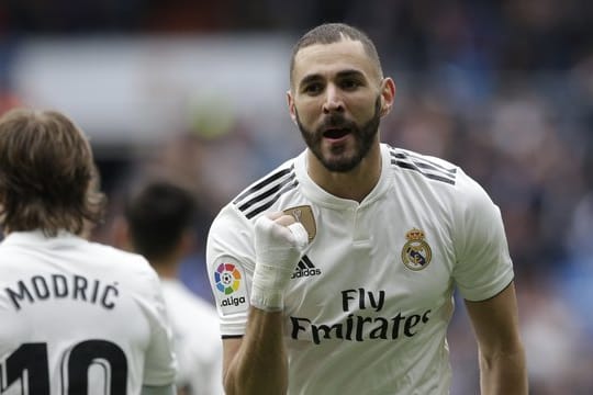 Real-Stürmer Karim Benzema jubelt über sein Tor mit Teamkollege Luka Modric.