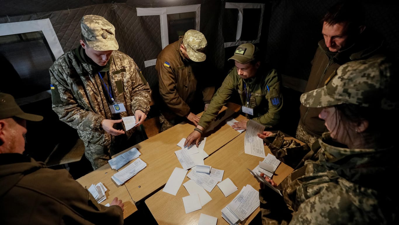 Stimmauszählung im Kriegsgebiet: In der Ortschaft Saitsewe nahe der Frontlinie zwischen Regierungstruppen und von Russland unterstützten Separatisten zählen Mitglieder der örtlichen Wahlkommission in einem Zelt Stimmen aus.