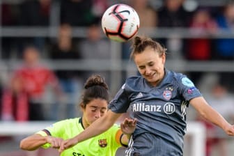 Barcelonas Marta Torrejon (l) und Lina Magull vom FC Bayern im Kopfballduell um den Ball.