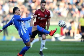 Beim Remis im Olympiastadion: Herthas Karim Rekik ist vor Hannovers Hendrik Weydandt am Ball.