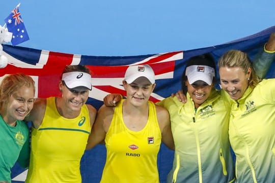 Im Fed-Cup-Finale: Gavrilova, Stosur, Barty, Hon und Molik aus Australien feiern (L-R).