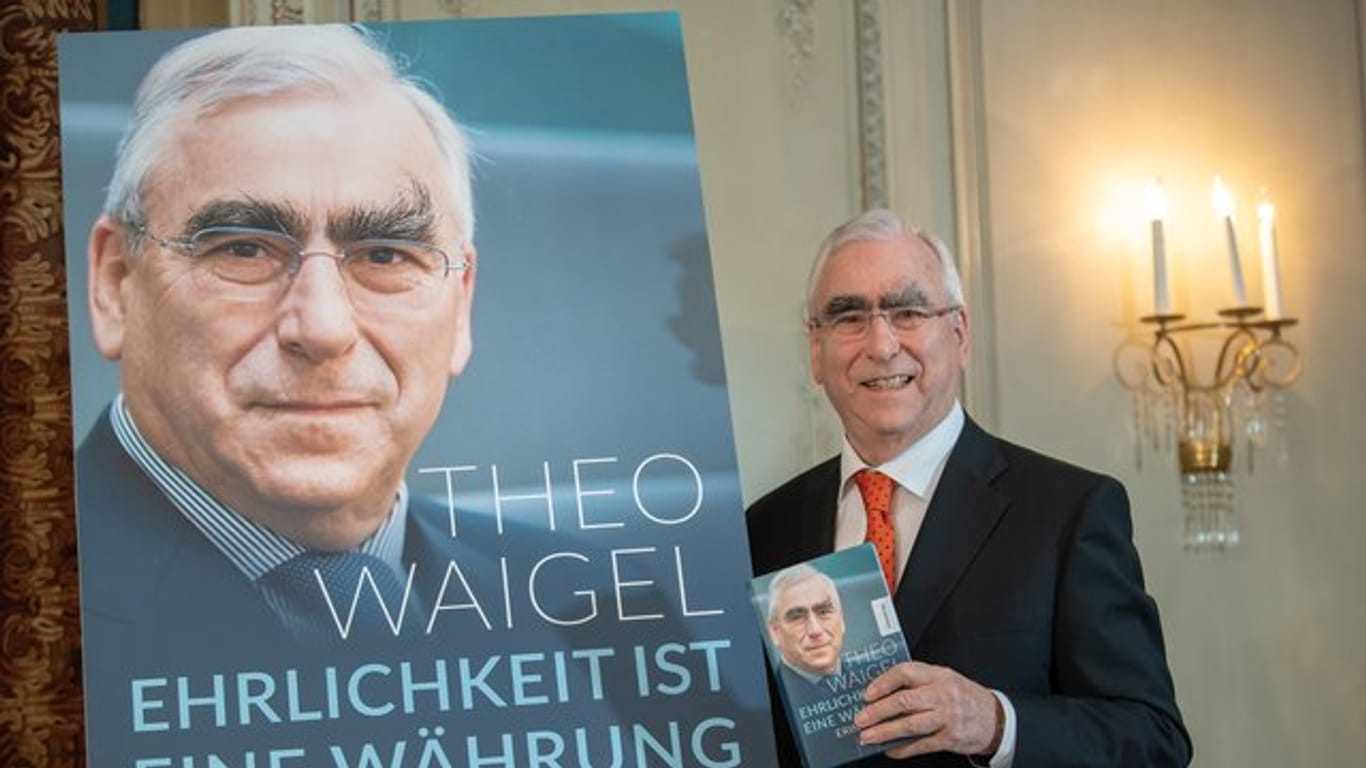 Theo Waigel stellt seine Autobiografie in München vor.