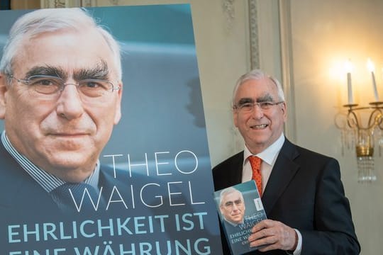 Theo Waigel stellt seine Autobiografie in München vor.