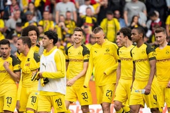 Dortmunds Spieler laufen nach dem Sieg in Freiburg vom Platz.