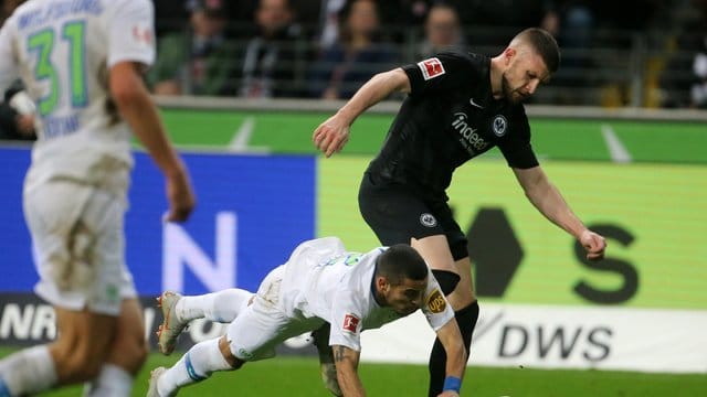 Der Frankfurter Ante Rebic (r) und Wolfsburgs William kämpfen um den Ball. Der Frankfurter Ante Rebic (r) und Wolfsburgs William kämpfen um den Ball.