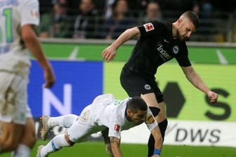 Der Frankfurter Ante Rebic (r) und Wolfsburgs William kämpfen um den Ball.