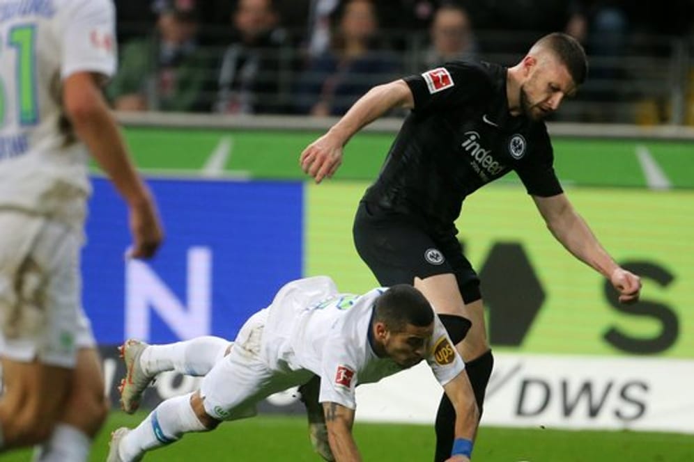 Der Frankfurter Ante Rebic (r) und Wolfsburgs William kämpfen um den Ball.